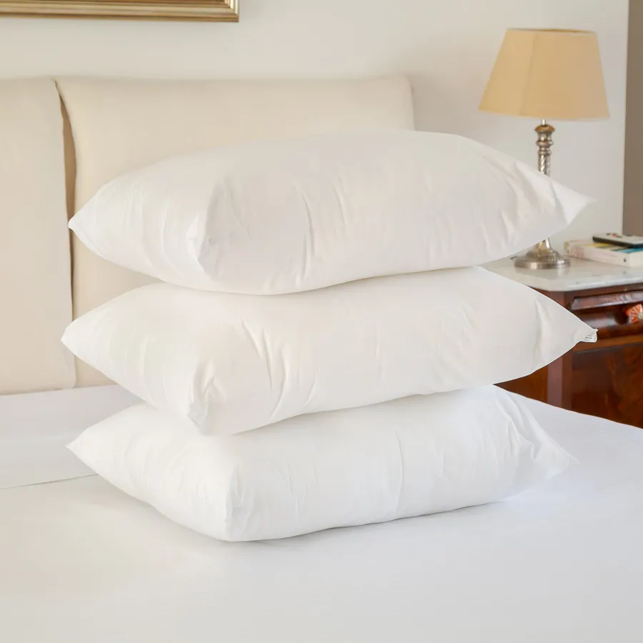 Pila de almohadas blancas de hotel, en primer plano